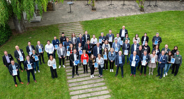 Die Vertreterinnen und Vertreter der am Leitstern Energieeffizienz 2024 teilnehmenden Stadt- und Landkreise