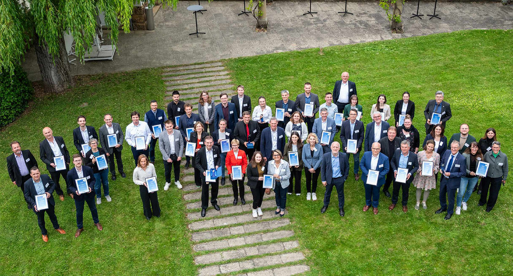 Die Vertreterinnen und Vertreter der am Leitstern Energieeffizienz 2024 teilnehmenden Stadt- und Landkreise