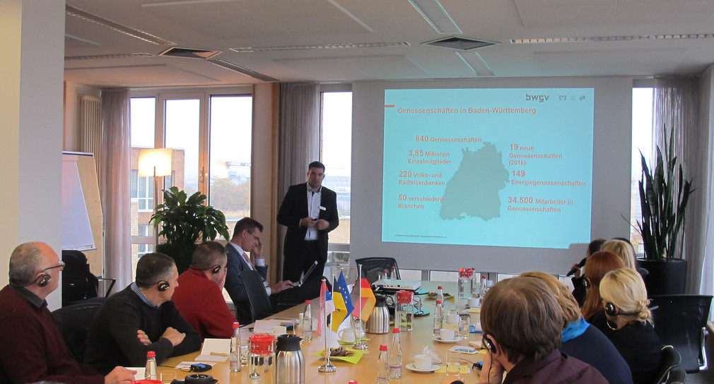 Lukas Winkler from the Baden-Württemberg Cooperative Association presented in November 2017 in the Ministry of the Environment on energy cooperatives in Baden-Württemberg. He spoke about the development and support of energy cooperatives, the legal fram