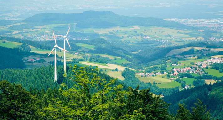 Blick auf Windkraftanlage auf dem Schauinsland bei Freiburg