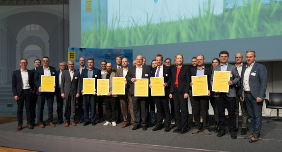 Ministerin Thekla Walker (vierte von rechts, vordere Reihe) mit Vertreterinnen und Vertretern der Zuwendungsempfänger bei der Übergabe der Verträge für das Landesförderprogramm für Elektrolyseure (ELY)