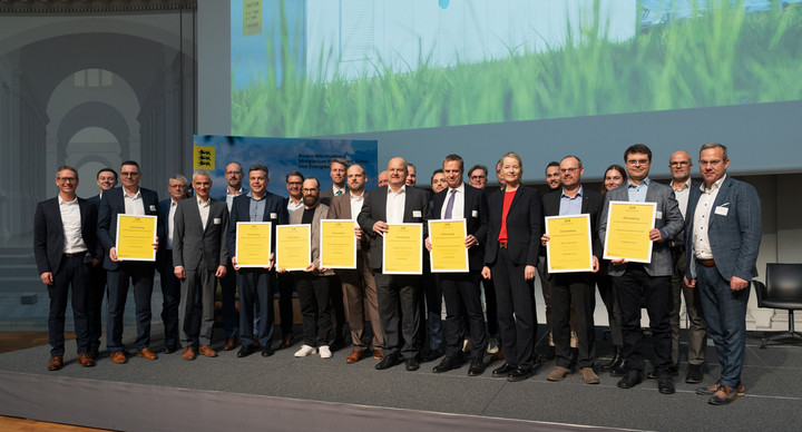 Ministerin Thekla Walker (vierte von rechts, vordere Reihe) mit Vertreterinnen und Vertretern der Zuwendungsempfänger bei der Übergabe der Verträge für das Landesförderprogramm für Elektrolyseure (ELY)