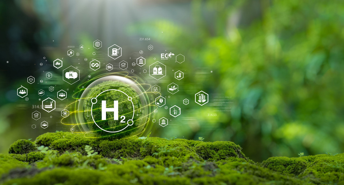 grünes H2-Symbol auf einem Kristallglobus