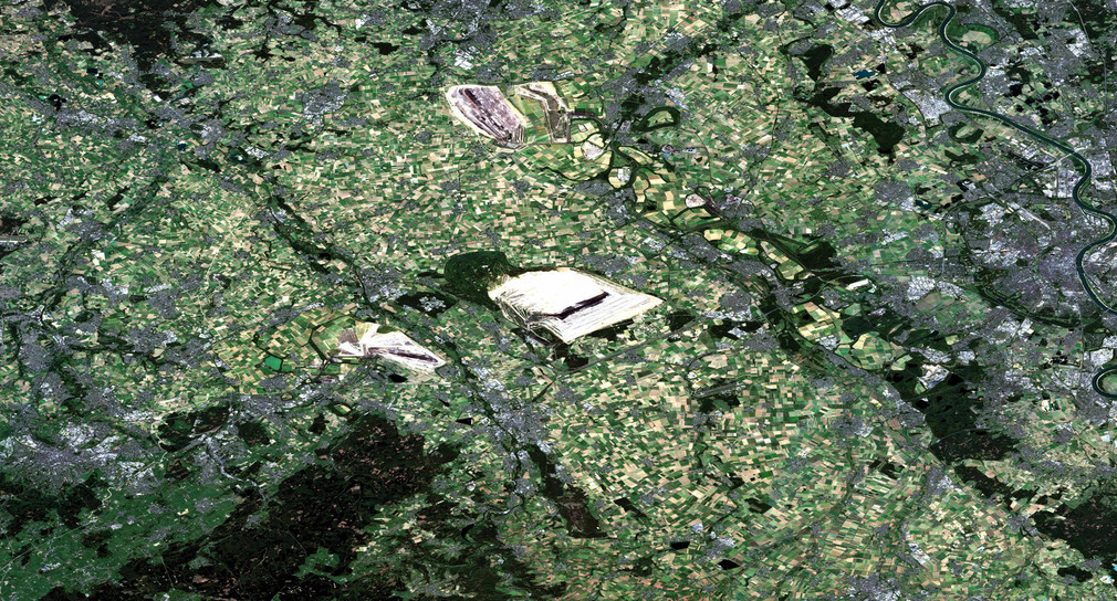 Die Satellitenaufnahme zeigt den Braunkohletagebau Hambach in der Niederrheinischen Bucht bei Köln.