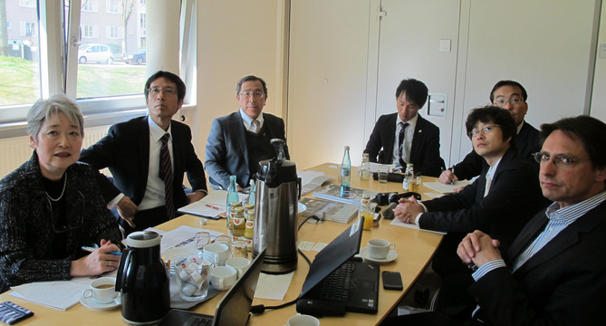 Dr. Christopher Hebling (rechts) empfängt die Delegation im Fraunhofer Institut für Solare Energiesysteme.']