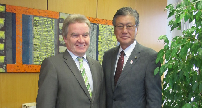 Minister Franz Untersteller (links) mit Präfekturversammlungspräsident Shigeyuki Mukasa']