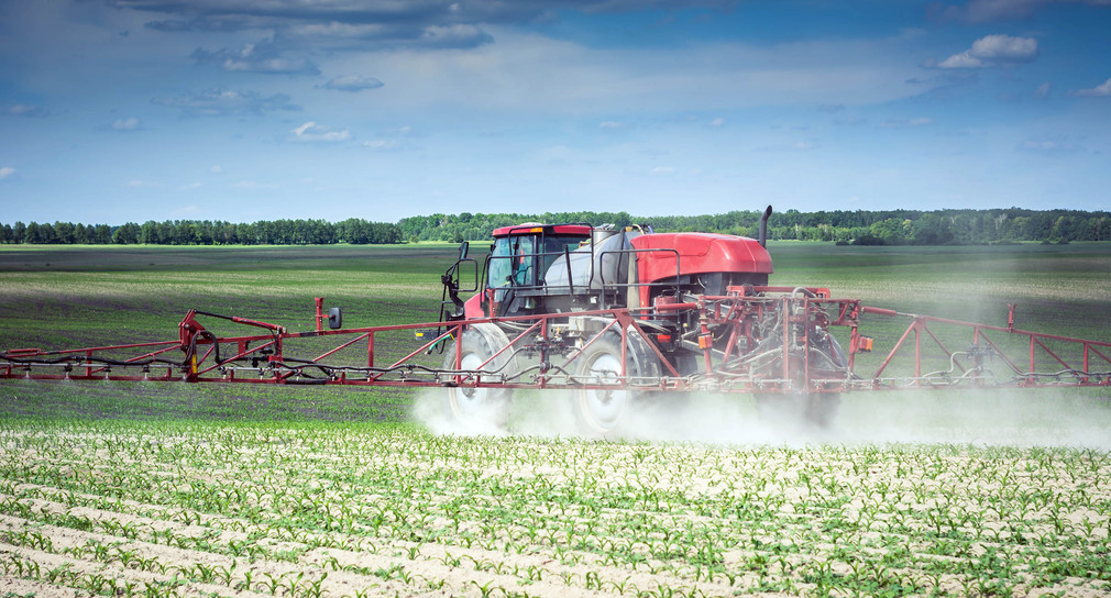Wassergefährdende Stoffe: Traktor versprüht Schutzmittel auf Feldern
