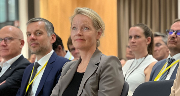 Von links nach rechts: Stig Aagaard, Seniorberater für Klima, Energie und Umwelt, Botschaft Dänemark, und Umweltministerin Thekla Walker beim Wärmegipfel