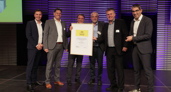 Wir gratulieren der ILLIG packaging solutions GmbH zum Umwelttechnikpreis 2025. Staatssekretär Dr. Andre Baumann (rechts) überreichte die Urkunde.