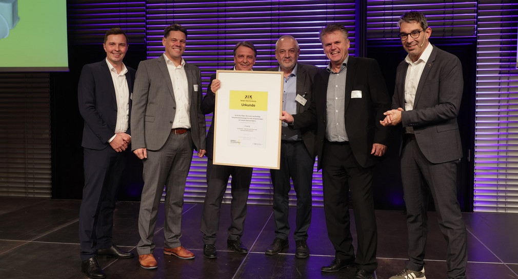 Nachhaltiges Wirtschaften Umwelttechnikpreis 2025 geht an ILLIG packaging solutions GmbH Wir gratulieren der ILLIG packaging solutions GmbH zum Umwelttechnikpreis 2025. Staatssekretär Dr. Andre Baumann (rechts) überreichte die Urkunde.