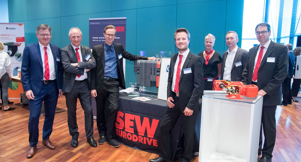 Das Team von SEW EURODRIVE GmbH & Co KG. mit ihrer Leistungs- und Energiemanagementlösung Power and Energy Solutions.