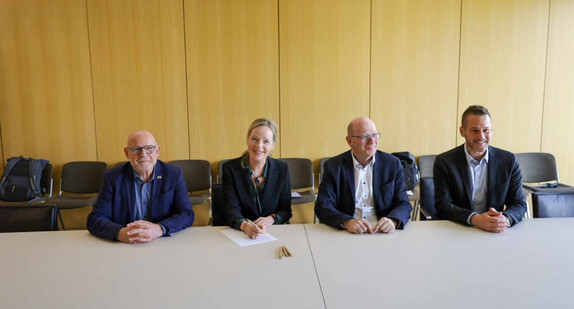 Gruppenfoto zur Unterzeichnung der Absichtserklärung zur Netzintegration von Ladeinfrastruktur für Elektro-Lastverkehr an Autobahnen in Baden-Württemberg (von links): Winfried Hermann, Verkehrsminister Baden-Württemberg, Thekla Walker, Energieministerin Baden-Württemberg, Dr. Martin Konermann, Technischer Geschäftsführer Netze BW GmbH, Andreas Gorbach, Mitglied des Vorstands der Daimler Truck AG, verantwortlich für Truck Technology.