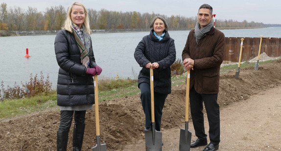 Umweltministerin Thekla Walker (links), Regierungspräsidentin Bärbel Schäfer und der Colmarer Präfekt Louis Laugier beim Spatenstich für den Baubeginn des Hochwasserrückhalteraums Breisach/Burkheim.