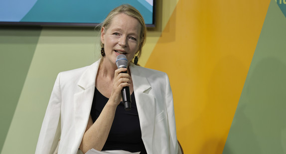 Umweltministerin Thekla Walker spricht in ein Mikrofon