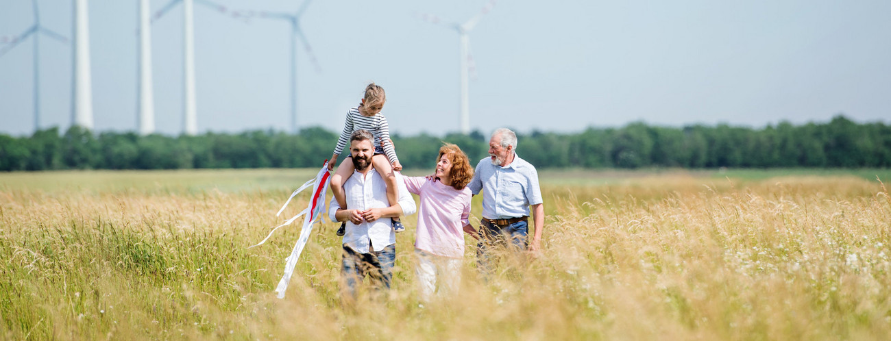 Familie vor Windrädern