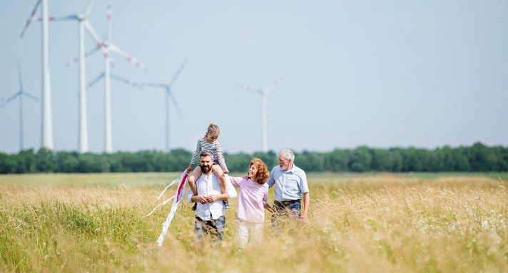 Familie vor Windrädern