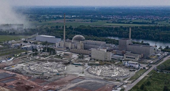 Sprengung der Kuehltuerme des Kernkraftwerk Philippsburg (KKP)