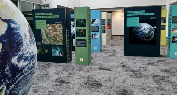 Realansicht der Ausstellung: Unser Planet – Bilder aus dem All