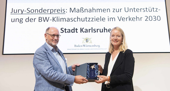 Ministerin Thekla Walker beglückwünschte Norbert Hacker, Leiter des Umweltschutzamts der Stadt Karlsruhe, zum Sonderpreis „Maßnahmen zur Unterstützung der baden-württembergischen Klimaschutzziele im Verkehr 2030“.