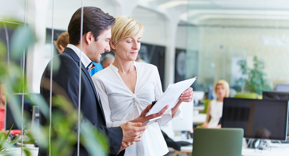 Geschäftsleute reden über Vertrag im Büro