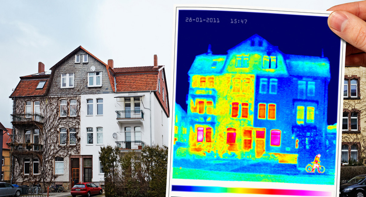 Energie sparen durch Wärmedämmung. Haus mit Wärmebildkamera fotografiert.