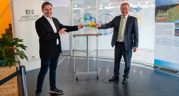 Umweltminister Franz Untersteller (2. von links) hat Andreas Klatt die Plakette zum Ort voller Energie für die Webeagentur Klatt überreicht.