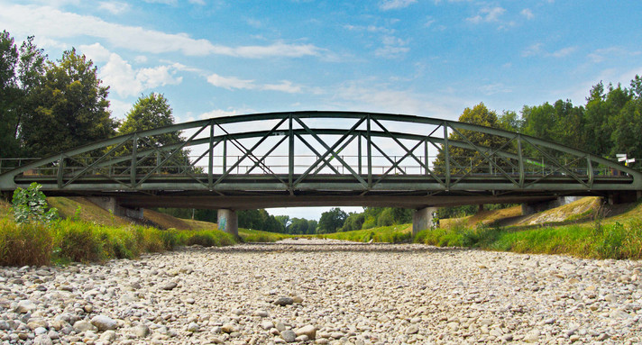 Ein ausgetrockneter Fluss unterhalb einer Brücke