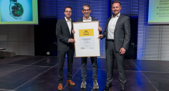 Wir gratulieren zum Umwelttechnikpreis 2025. Staatssekretär Dr. Andre Baumann (Mitte) überreichte Vertretern der ebm-papst Mulfingen GmbH & Co.KG die Urkunde.