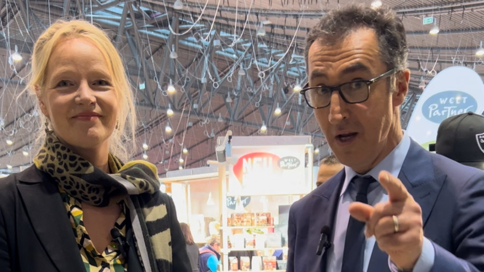 Thekla Walker zusammen mit Cem Özdemir auf der Messe Fair Handeln 2023 in Stuttgart