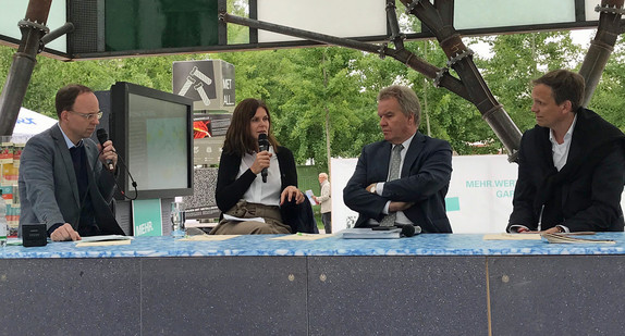 Diskutierten im Mehr.WERT.Garten auf der Bundesgartenschau über „Nachhaltiges Bauen – Perspektiven für die Stadtentwicklung“ (von links): Moderator Jörg Hiller, Professorin Dr. Martina Baum (Universität Stuttgart), Umweltminister Franz Untersteller und Professor Dirk E. Hebel vom Karlsruher Institut für Technologie (KIT).