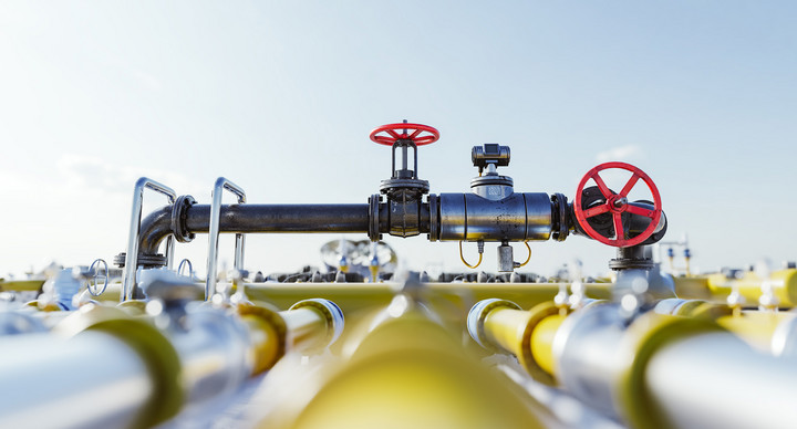 Gashahn mit Rohrleitungssystem an einer Erdgasstation