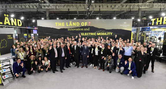 Gruppenbild vor dem baden-württembergischen Gemeinschaftsstand auf der Hannover Messe 2024