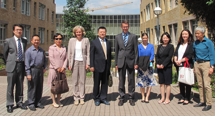 Dr. Svea Wiehe (4 von links), Dr. Birgit Fais (4 von rechts) und Dr. Ulrich Maurer (5 von rechts) empfingen den künftigen Generaldirektor der Klimaschutzabteilung der NDRC, Gao Li (Mitte), und seine Delegation aus China im Umweltministerium Baden-Württemberg. 