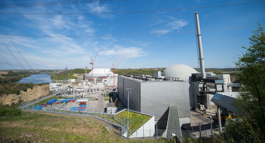 Das Atomkraftwerk Neckarwestheim mit dem Block 1 rechts im Bild, aufgenommen am 10.04.2017 bei einem Pressetermin zum symbolischen Start der Abrissarbeiten an Block 1 des Atomkraftwerks in Neckarwestheim.