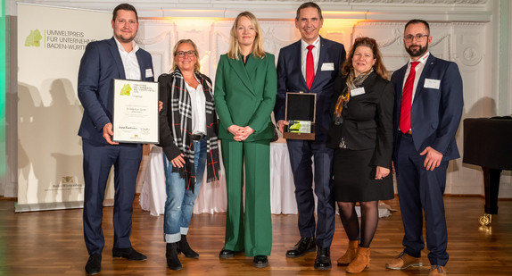 Die Gewinner in der Kategorie Industrieunternehmen mit bis zu 250 Mitarbeiter (von links) mit Umweltministerin Thekla Walker: Fabian Hofmann, Prokurist; Ulrike Jäger, Umweltberaterin; Michael Koch, Geschäftsführung; Christine Lieber-Koch, Geschäftsführung und Tobias Stengel, Leitung Technik & Logistik