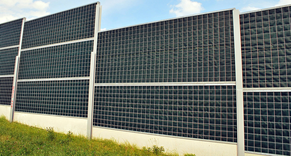 Lärmschutzwand mit Photovoltaik-Elementen an einer Autobahn 