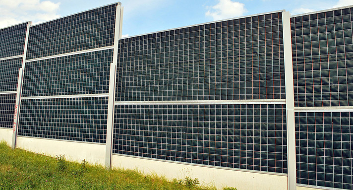 Lärmschutzwand mit Photovoltaik-Elementen an einer Autobahn 