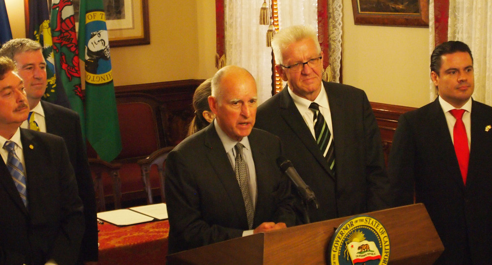 Der kalifornische Gouverneur Jerry Brown (links) und Ministerpräsident Winfried Kretschmann vor der Unterzeichnung der gemeinsamen Klimaschutzinitiative „Under 2 MoU“.
