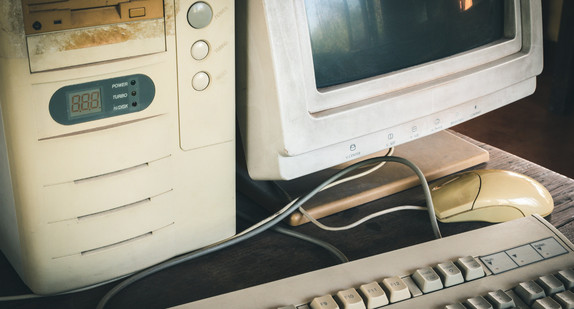 alter Computer mit Bildschirm und Tastatur