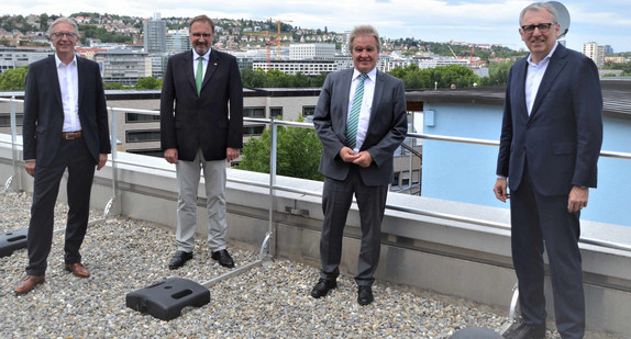 v.l.n.r.: Unterzeichnung des dritten Klimaschutzpaktes mit Gemeindetagspräsident Roger Kehle, Landkreistagspräsident Joachim Walter, Umweltminister Franz Untersteller und  Städtetagspräsident Dr. Peter Kurz (Bild: Umweltministerium Baden-Württemberg)