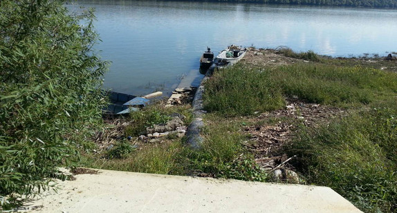 Abwasserkanal an der Donau bei Stara Pazova, Serbien