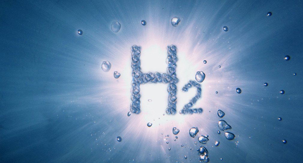Buchstaben Wasserstoff H2 in blauem Wasser