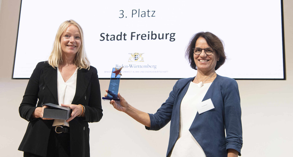 Umweltministerin Thekla Walker (links) gratulierte Iris Basche, stellvertretende Abteilungsleiterin des Umweltamts Freiburg, zum 3. Platz.