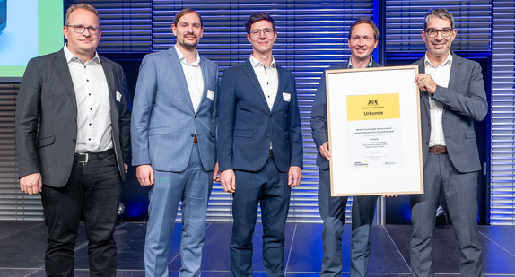 Wir gratulieren zum Umwelttechnikpreis 2025. Staatssekretär Dr. Andre Baumann (rechts) überreichte Vertretern der Christian Bürkert GmbH & Co. KG den Preis.