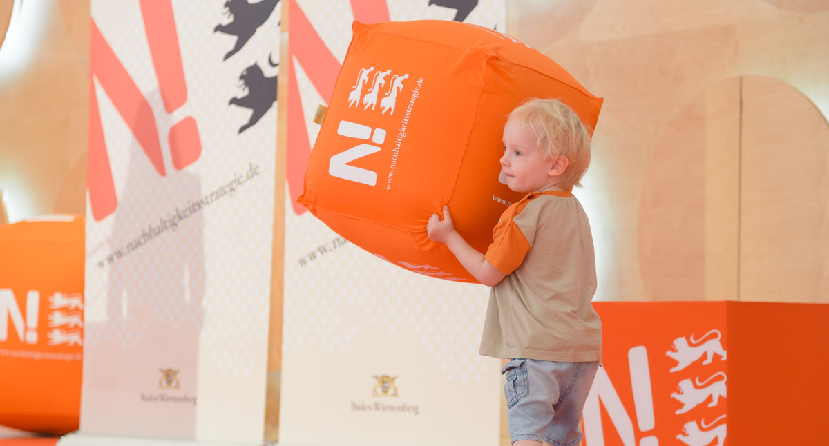 Junge bei der Preisverleihung des Wettbewerbs "Kleine Helden setzen Zeichen". (Foto: UM/Martin Stollberg)