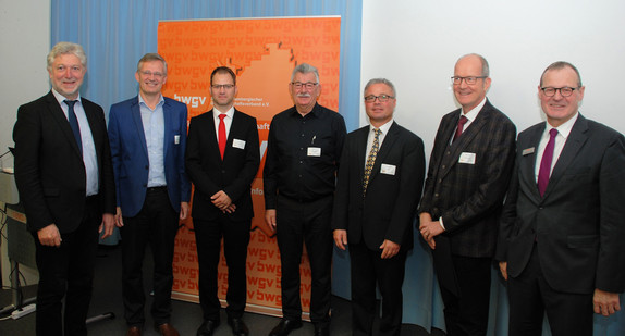 Ideenwettbewerb 2019 "Neue Geschäftsmodelle für Energiegenossenschaften" (von links): Karl Greißing (Leiter der Abteilung Energiewirtschaft im Umweltministerium), Dr. Martin Schöfthaler (Vorstand der Erneuerbare Energien Neckar-Alb), Armin Komenda (Vorstandsmitglied der Elektrizitätswerke Schönau), Friedrich Schluck (Vorstand der Energiegenossenschaft Virngrund), Achim Wiedemann und Klaus Gall (Vorstände Weiler Wärme), und Dr. Roman Glaser (Präsident des Baden-Württembergischen Genossenschaftsverbandes e. V.)