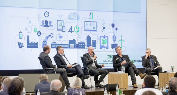 Diskutierten über das Thema „Digitalisierung im Fokus der Nachhaltigkeit“ (v. l.): Bernhard Lacker (Landeskriminalamt Baden-Württemberg), Dr. Jürgen Jähnert (Geschäftsführer bwcon GmbH; Connected e.V./bwcon), Prof. Dr. Georg Lämmlin (Evangelische Akademie Bad Boll), Dr. Eike Wenzel (Leiter des Instituts für Trend- und Zukunftsforschung) und Univ. Prof. Dr. Manfred Fischedick (Bergische Universität Wuppertal)