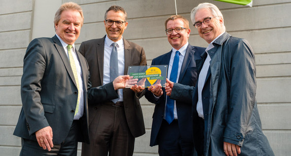 Minister Franz Untersteller (links) hat die Stadtwerke Schwäbisch Hall als „Ort voller Energie“ ausgezeichnet und die Plakette an (von rechts) Oberbürgermeister Hermann-Josef Pelgrim, Ronald Pfitzer und Gebhard Gentner (Geschäftsführer der Stadtwerke Schwäbisch Hall) übergeben.