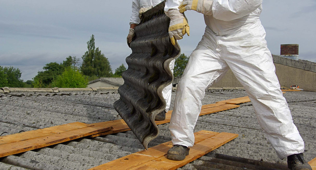 Abriss von asbesthaltigen Dachplatten
