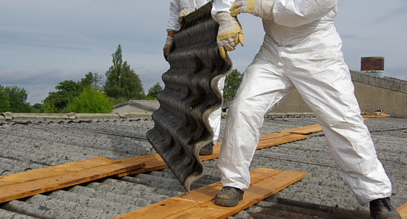 Abriss von asbesthaltigen Dachplatten